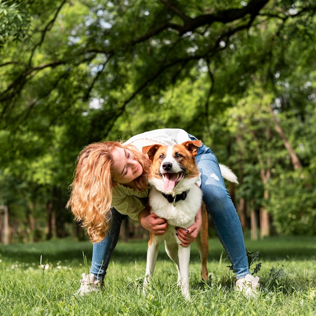 Mujer jugando con su perro en el parque