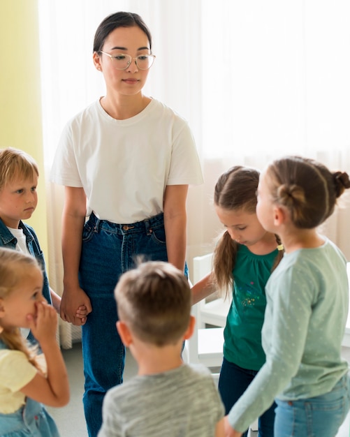 Mujer jugando con sus alumnos