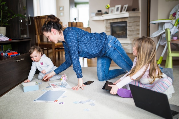 Mujer jugando con sus hijos