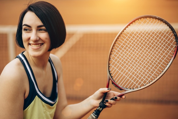 Mujer jugando tenis en la cancha