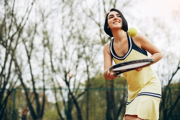 Foto gratuita mujer jugando tenis en la cancha