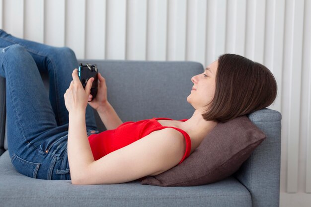 Mujer jugando un videojuego en casa