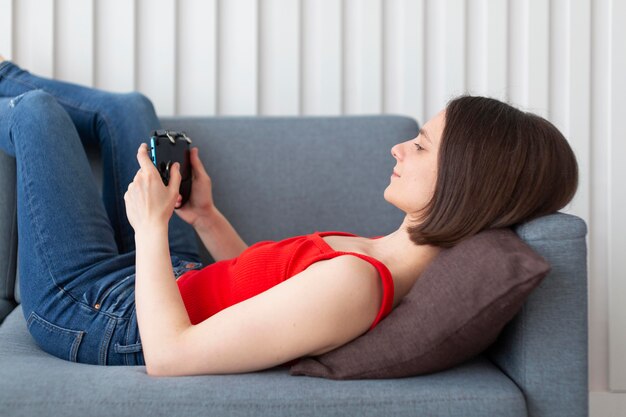 Mujer jugando un videojuego en casa