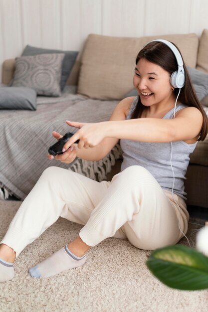 Mujer jugando videojuego full shot