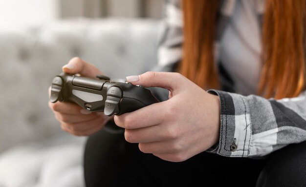 Mujer jugando videojuegos de cerca