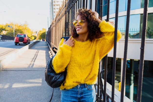 Mujer juguetona de pie al aire libre.