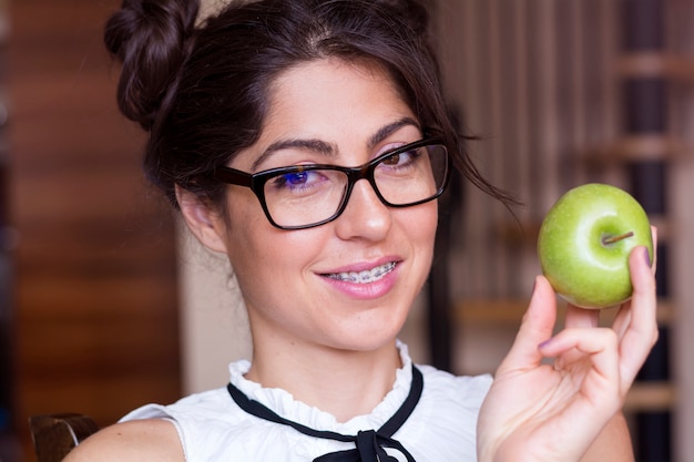 Foto gratuita mujer juguetona posando con su manzana