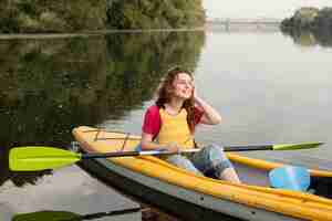 Foto gratuita mujer en kayak y sonriendo