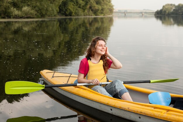 Mujer en kayak y sonriendo