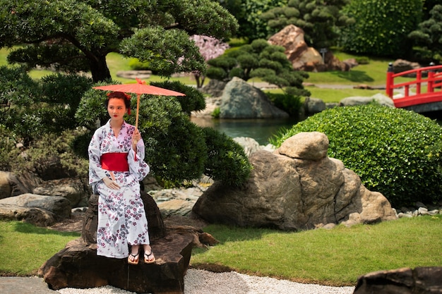 Foto gratuita mujer con kimono y paraguas wagasa