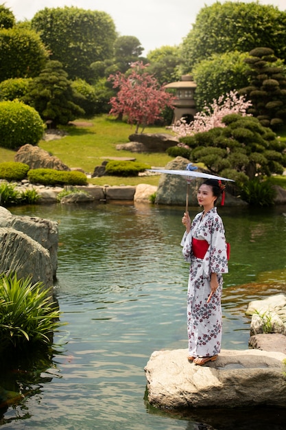 Foto gratuita mujer con kimono y paraguas wagasa