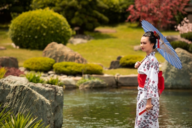 Foto gratuita mujer con kimono y paraguas wagasa