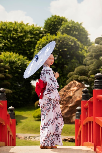 Foto gratuita mujer con kimono y paraguas wagasa
