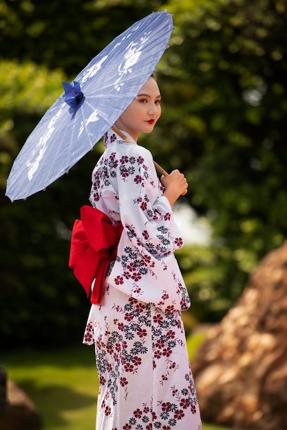 Mujer con kimono y paraguas wagasa