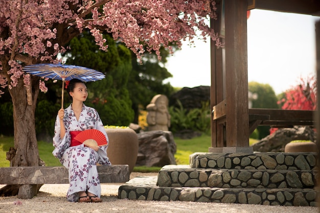 Foto gratuita mujer con kimono y paraguas wagasa