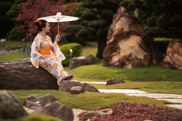 Mujer con kimono y paraguas wagasa