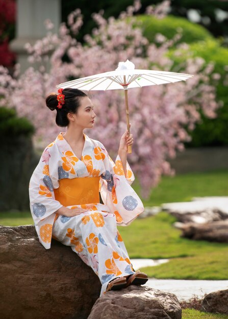 Mujer con kimono y paraguas wagasa