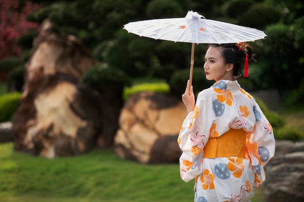 Mujer con kimono y paraguas wagasa