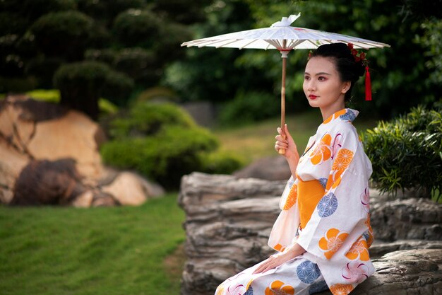 Mujer con kimono y paraguas wagasa