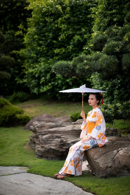 Foto gratuita mujer con kimono y paraguas wagasa