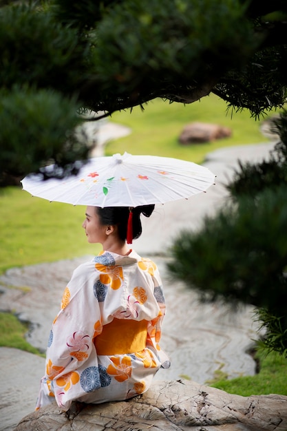 Mujer con kimono y paraguas wagasa