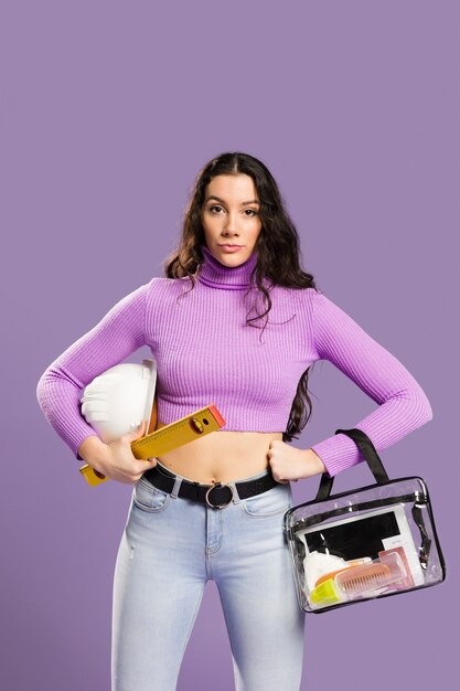 Mujer con kit de maquillaje y vista frontal del kit de construcción