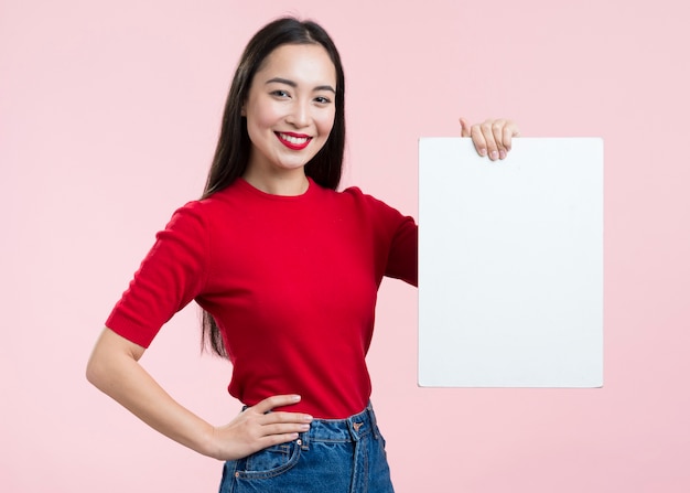 Mujer con labios rojos con hoja de papel en blanco