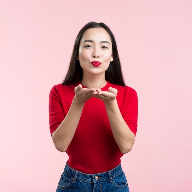 Mujer con labios rojos que sopla beso