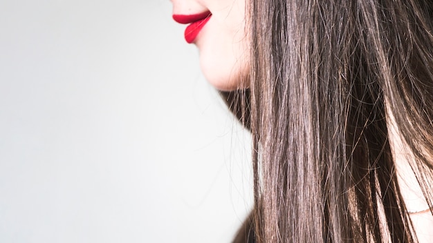 Mujer con los labios rojos