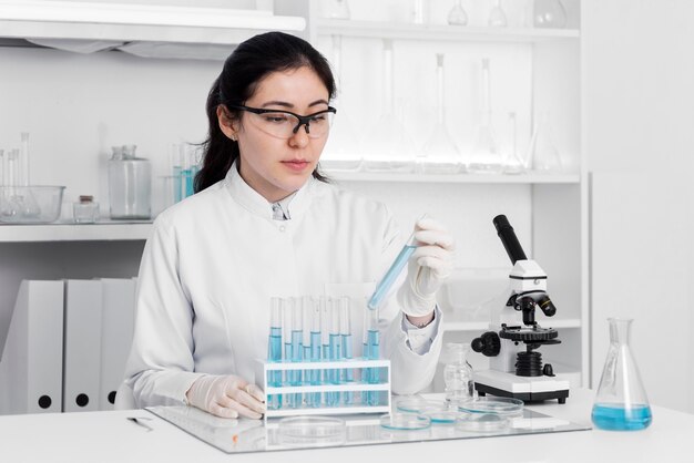 Mujer en laboratorio haciendo experimentos