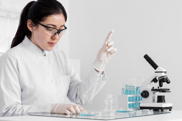 Mujer en laboratorio haciendo experimentos