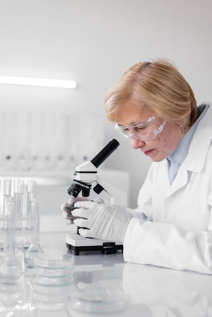 Mujer en laboratorio haciendo experimentos