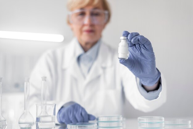 Mujer en laboratorio haciendo experimentos