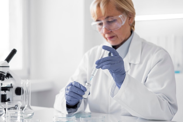 Mujer en laboratorio haciendo experimentos