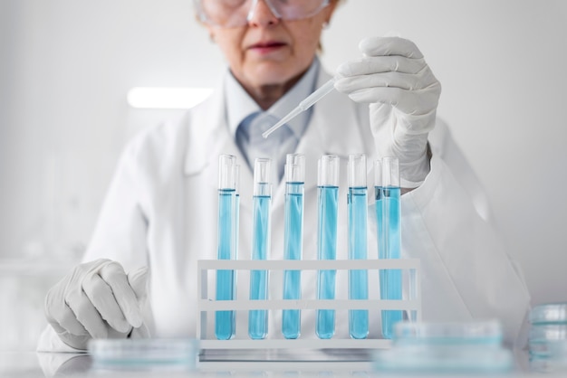 Mujer en laboratorio haciendo experimentos