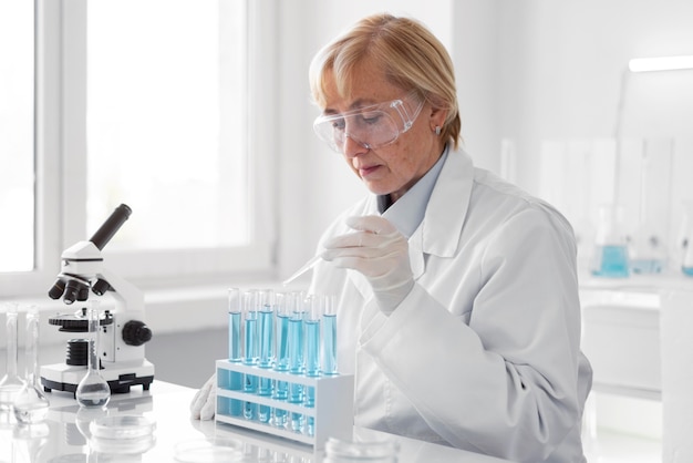 Mujer en laboratorio haciendo experimentos