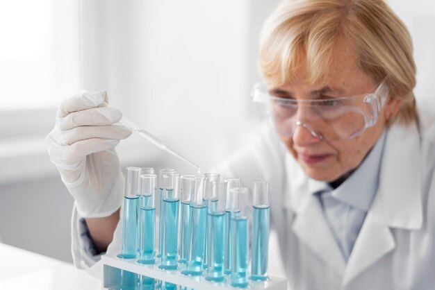 Mujer en laboratorio haciendo experimentos