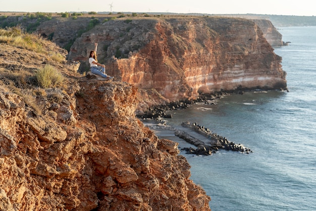 Mujer de lado disfrutando de la vista con espacio de copia