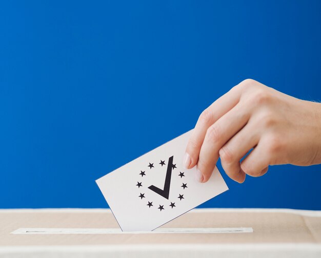 Mujer de lado participando en las elecciones europeas