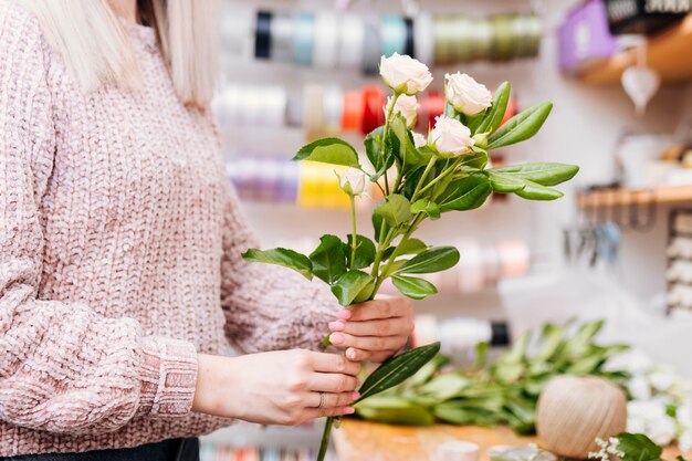 Mujer de lado sosteniendo un ramo de flores