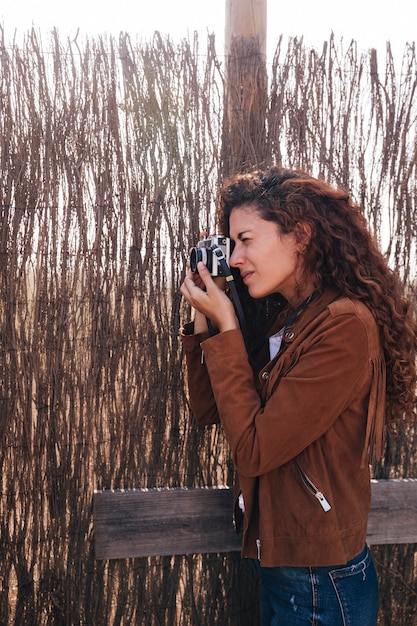 Mujer de lado tomando fotos