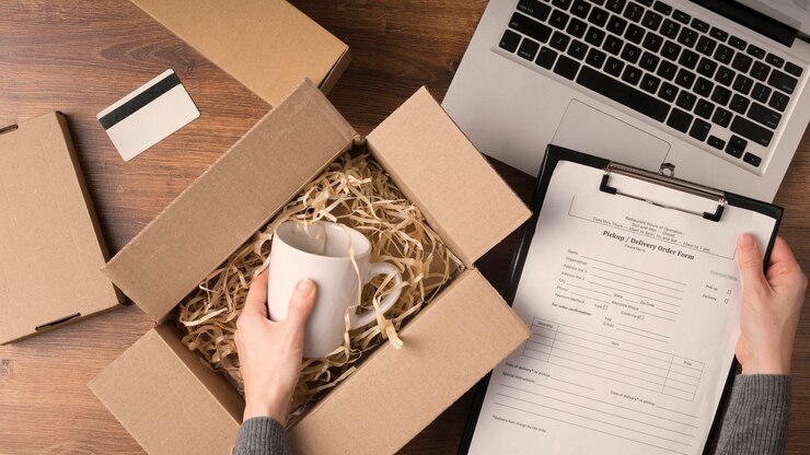 Foto gratuito mujer laica plana preparando un paquete de cyber monday