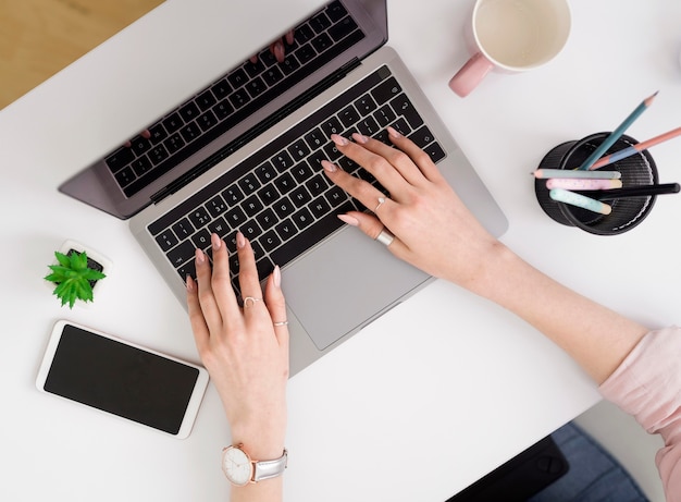 Mujer laica plana que trabaja en la computadora portátil