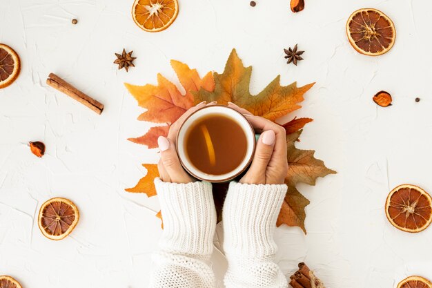 Mujer laica plana sosteniendo una taza de primer plano de té