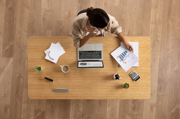 Foto gratuita mujer laica plana trabajando en el escritorio