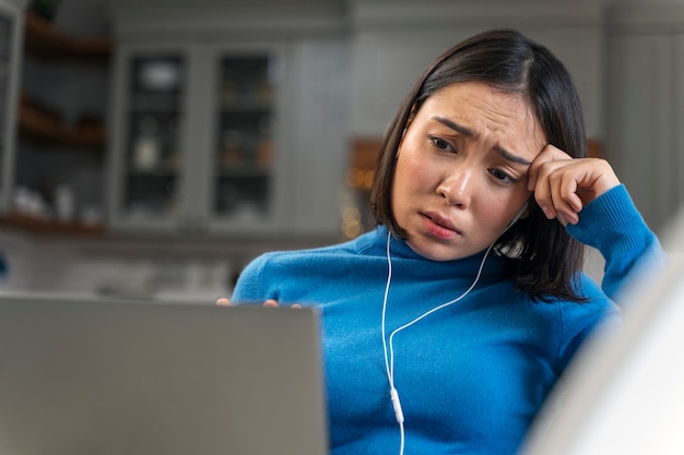 Foto gratuita mujer con laptop en casa plano medio