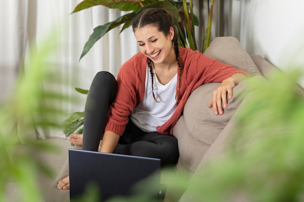 Foto gratuita mujer con laptop en casa