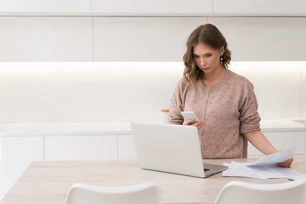 Foto gratuita mujer con laptop y documentos