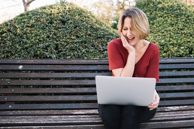 Mujer con laptop riendo