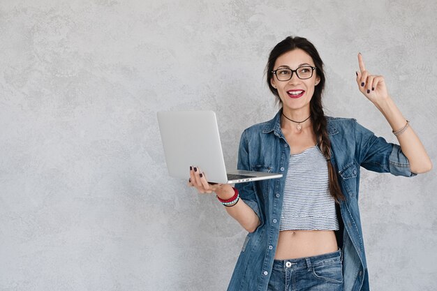 mujer con laptop tiene una solución